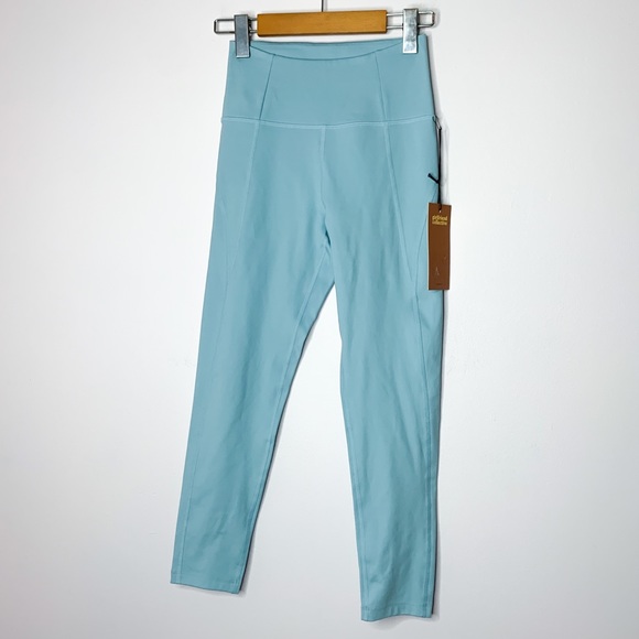 Girlfriend Collective Compressed Cropped Leggings in Sky - Picture 7 of 13